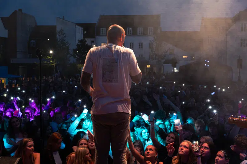 Borchs Gård under kulturnat 2024. Menneskehav set oppe fra scenen.