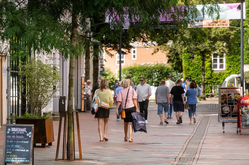 Mennesker spadserer på gaden i Koldings bymidte