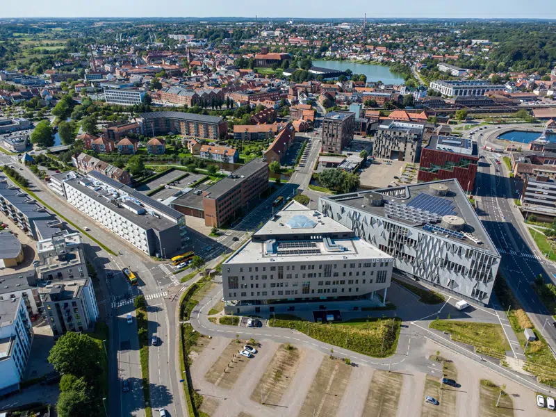 Et vue ud over Kolding set fra luften med UC Syd og SDU i forgrunden