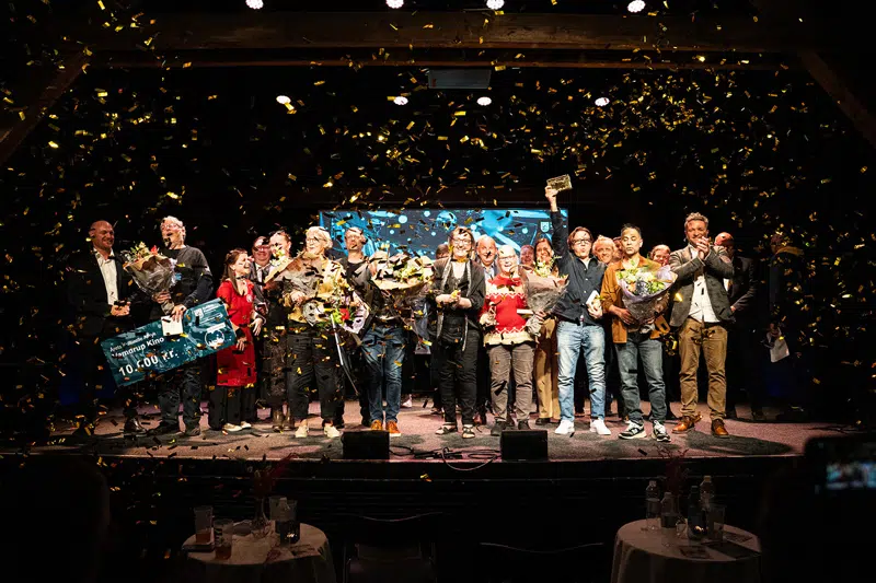 KulturAwards 2025 - vinderene der står i en regn af confetti på scenen