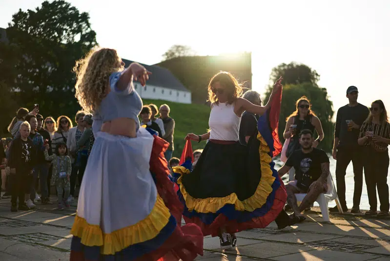 Dans med staldgården i baggrunden