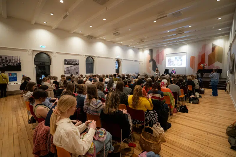 Sal med publikum og en scene