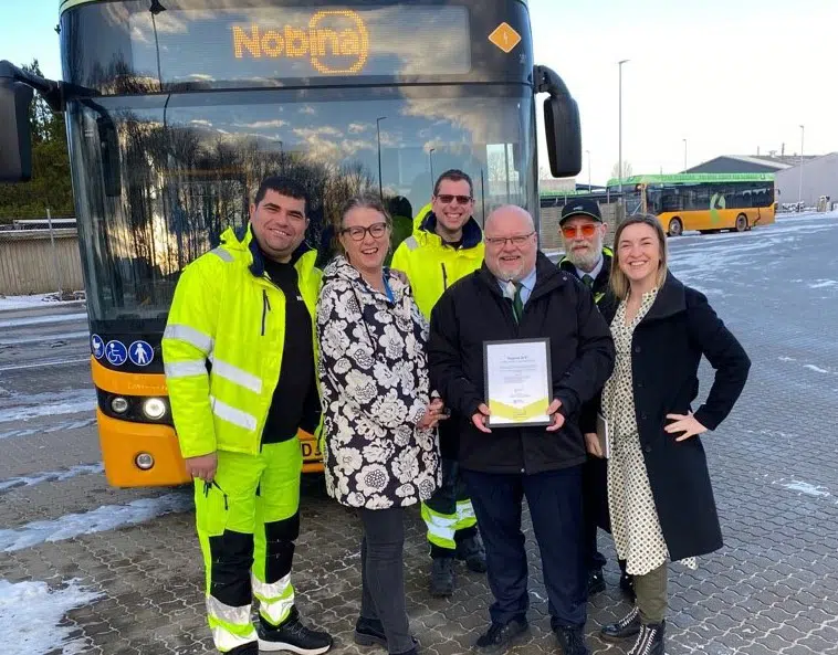 Driftsleder Tom Jørgensen, tre buschauffører, Arbejdsmarkedschef Maja Decovski Hansen og Uddannelseskoordinator Maria Bang