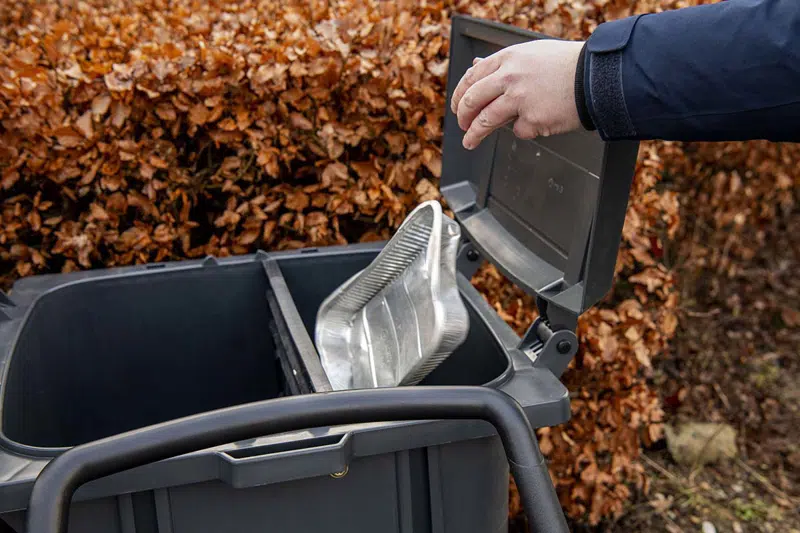 En alufolie bakke der bliver smidt ud