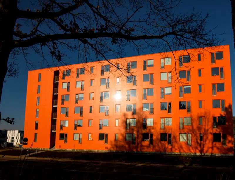 Ungdomsboligerne i den orange bygning.