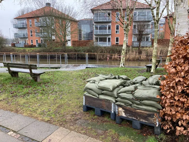 Sandsække langs Kolding Å