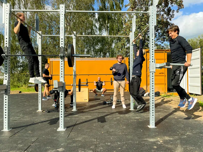 Træningscontainer og udendørs træningsfaciliter bruges af en flok unge mænd