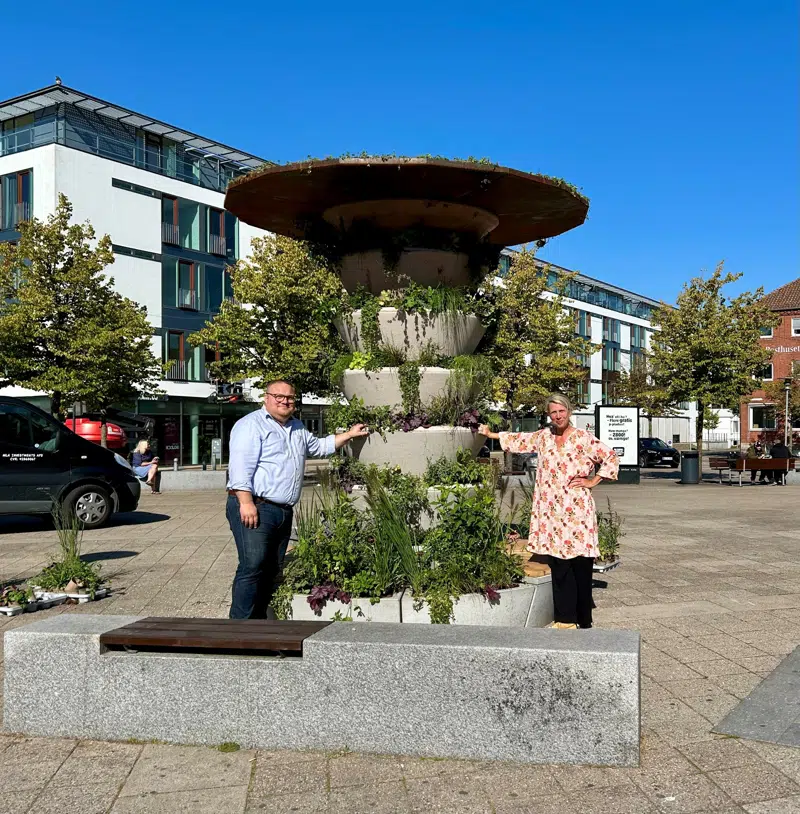 Bæredygtighedshuset, Kolding Bibliotek og Kolding Kommunes bynatur-team har 'adopteret' et multifunktionelt byrumsmøbel, der kombinerer biodiversitet, bynatur og socialt samvær. Møblet hedder Urban Tree og er placeret på Banegårdspladsen.