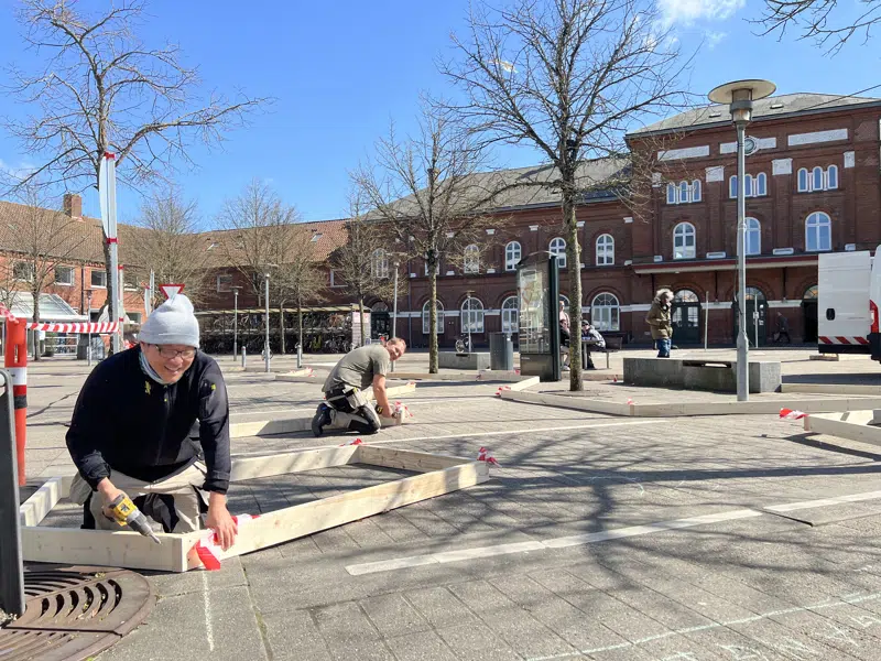 Hådværkere er godt i gang med at bygge plantekasser, der skal plantes til med træer, buske og blomster
