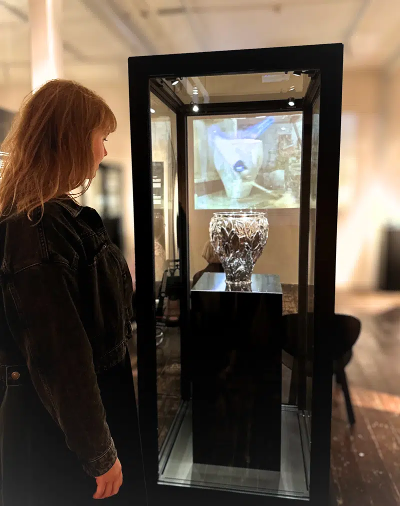 besøgende kigger på en sølvgenstand i en montre