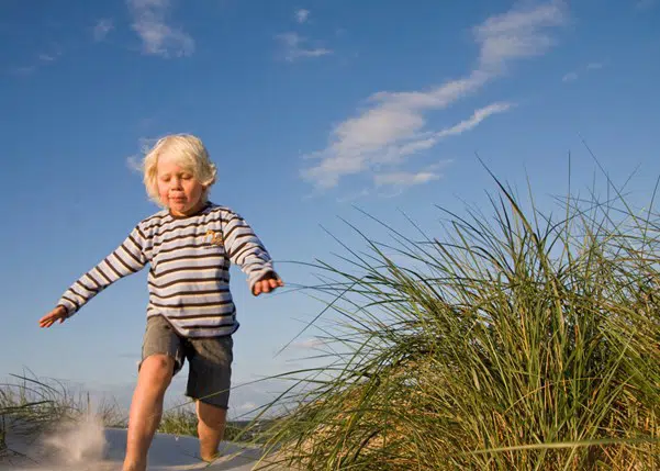 et barn, der løber på en strand