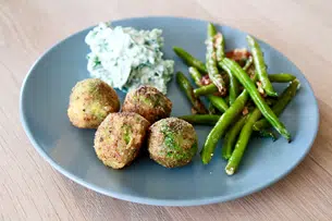 Sprøde rosenkålnuggets med grønkålstzatziki og oste-bønnerfritter