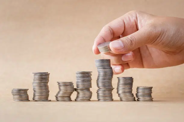 Hånd der stabler mønter