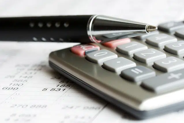 en lommeregner og en pen på et stykke papir