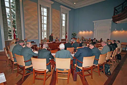 Byrådsmøde i byrådssalen