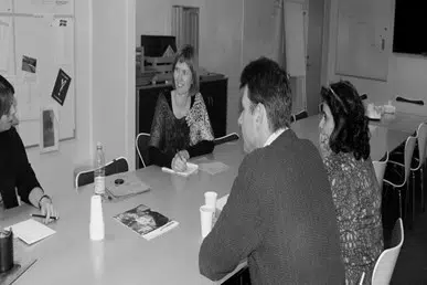 Gruppe af mennesker rundt om bord