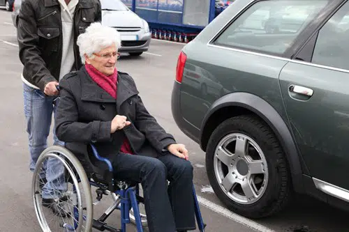 Kvinde i kørestol