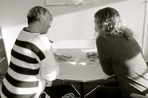 2 personer ved et bord