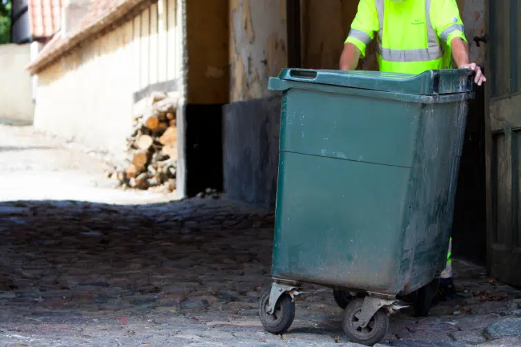 Et billede af en skraldespand der bliver rykket