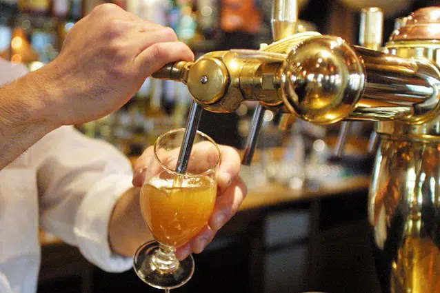 Fadøl skænkes fra fustage