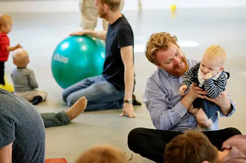 Fædre der leger med deres babyer