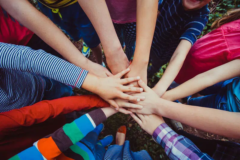 Børn rækker hænder sammen
