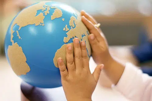 Hænder på en globus