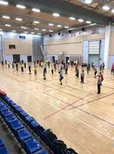 Hal fyldt med mennesker der laver gulvøvelser