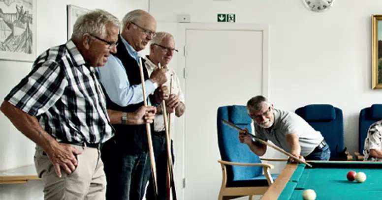 Mænd der spiller billard