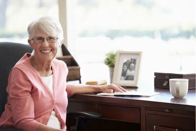 Ældre dame der smiler