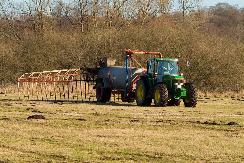 en traktor, der trækker en trailer