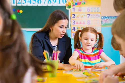 Lærer og barn i klasselokale