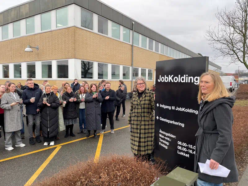 Samling omkring et skilt, hvor det nye navn JobKolding fremgår