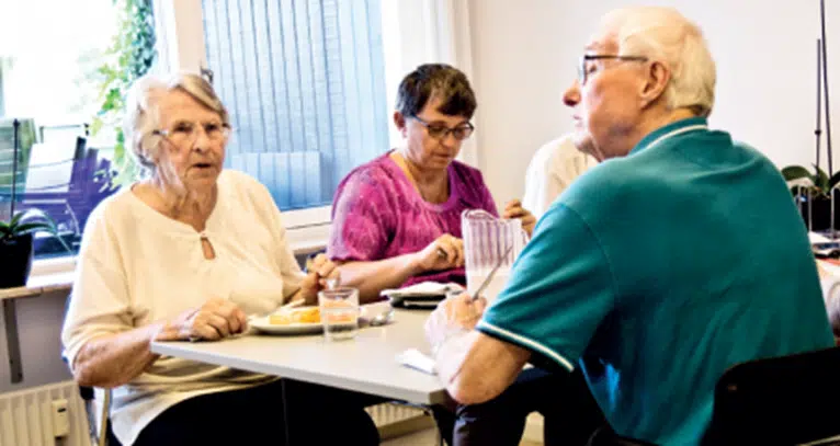 Ældre der spiser sammen