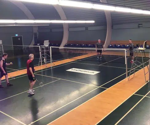 Badminton spilles i hallen