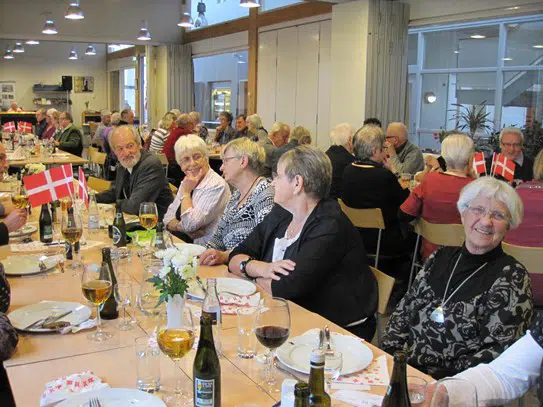 Der hyggesnakkes ved bordene