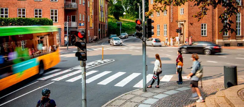 En gruppe mennesker går over et fodgængerfelt