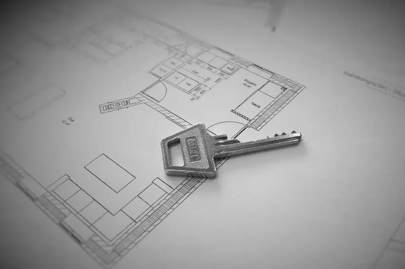 Plantegning og en husnøgle