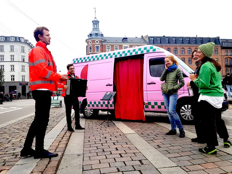 billede af en lyserød ambulance bygget om til mini teater