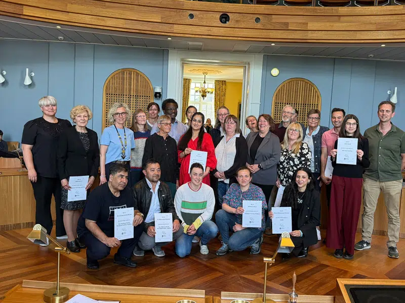 Yderst til venstre formand for Social og Arbejdsmarked, Iben Lehmann Rasmussen og yderst til højre formand for Børn og Uddannelse, Hans Holmer samt alle de frivillige, der var mødt frem for at modtage et Frivilligbevis