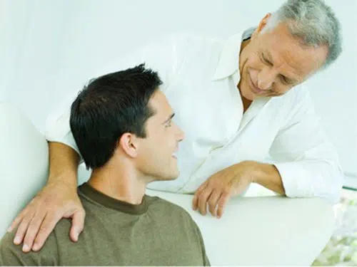 Mand med hånden på en anden mands skulder