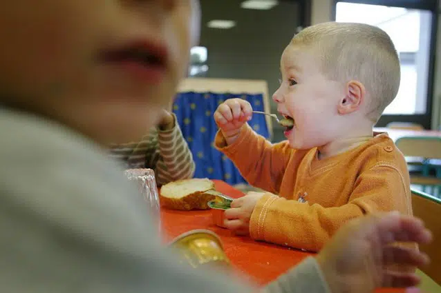 Børn der spiser sammen med pædagog
