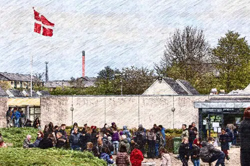 Flere mennesker samlet i et udfordret boligområde