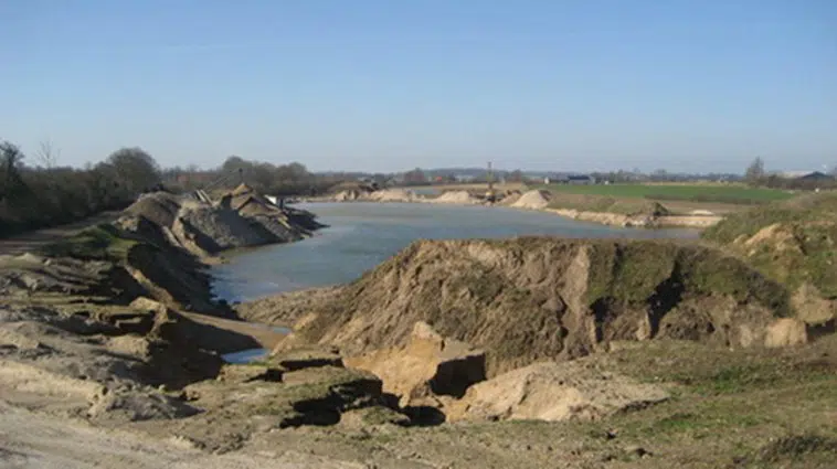 en flod, der løber gennem et stenet område