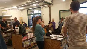 Mennesker mødes i Repair Café