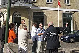 Lorenz Asmussen viser rundt i Christiansfeld.