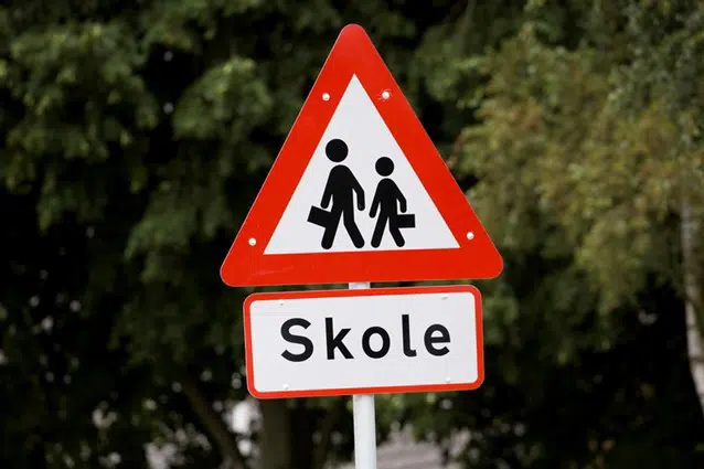 Vejskilt med skolebørn
