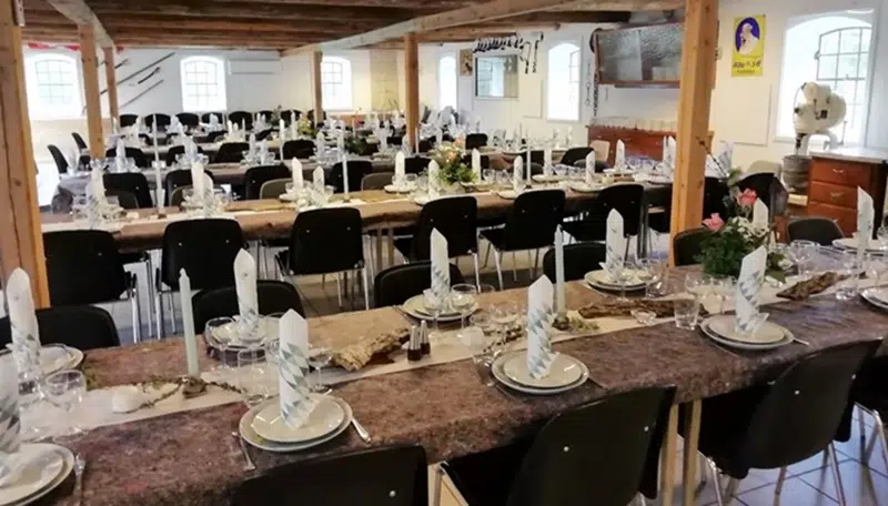 Stalden dækket op til fest