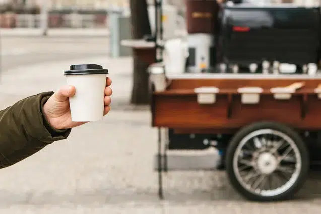 Kaffekop holdes i hånd i midtbyen