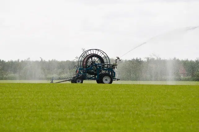 en traktor på en mark